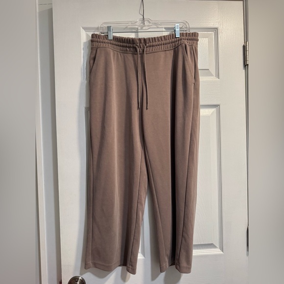 Athleta Seasoft Mid Rise Straight Crop EUC Size Large Inseam 25” - Picture 6 of 8